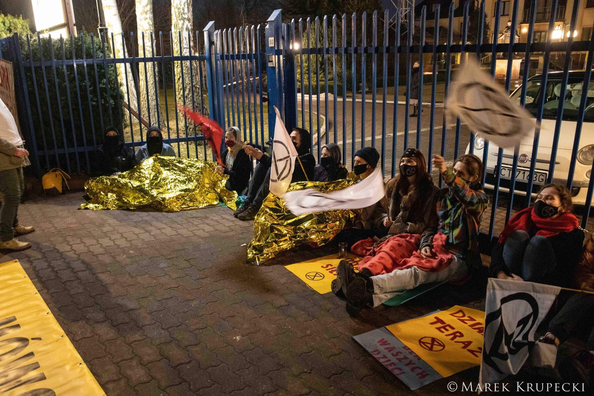 Rebels in Toruń chain themselves to the gates of Radio Maryja - a media group infamous for spreading climate denial and far-right conspiracy theories. Photo: Marek Krupecki